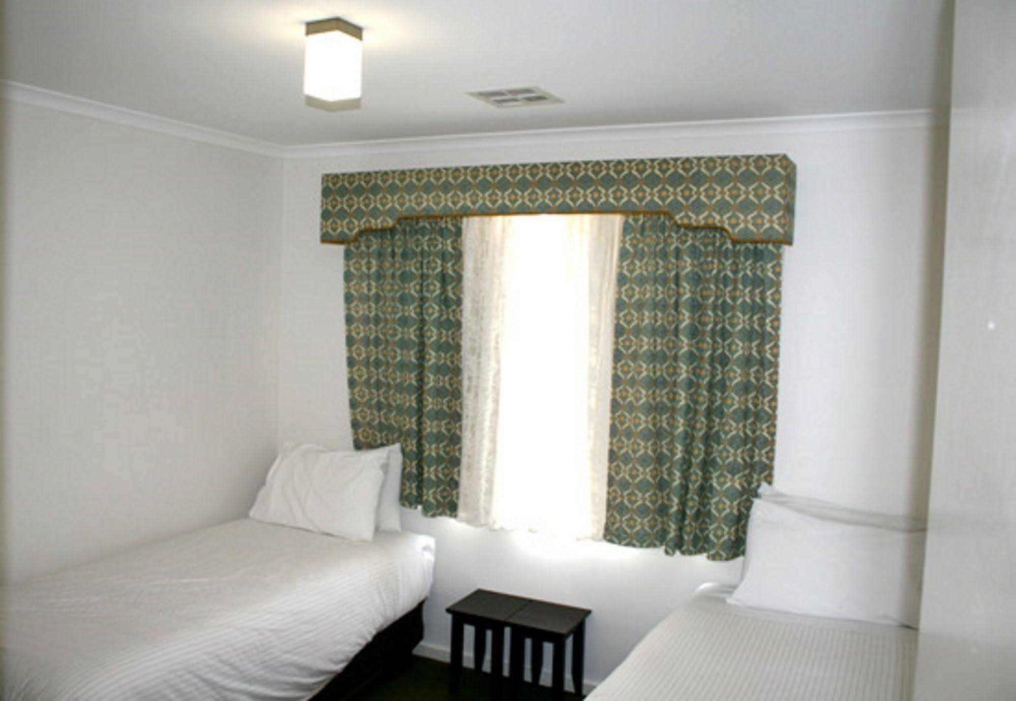 Grand Manor Motor Inn Queanbeyan Buitenkant foto